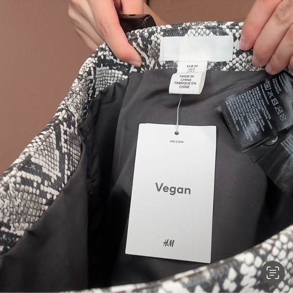 H&M Snake Print High Waisted Faux Leather Skirt SIZE: XS - Picture 4 of 4